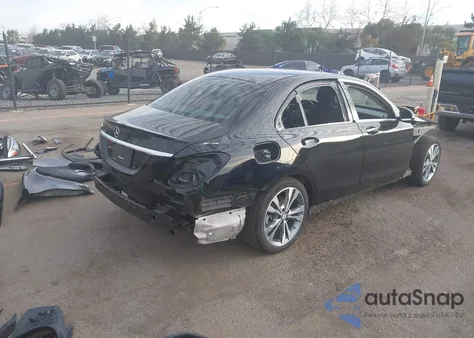 2015 Mercedes-Benz C 300 z USA, uszkodzony, nr VIN 55SWF4JB5FU074930